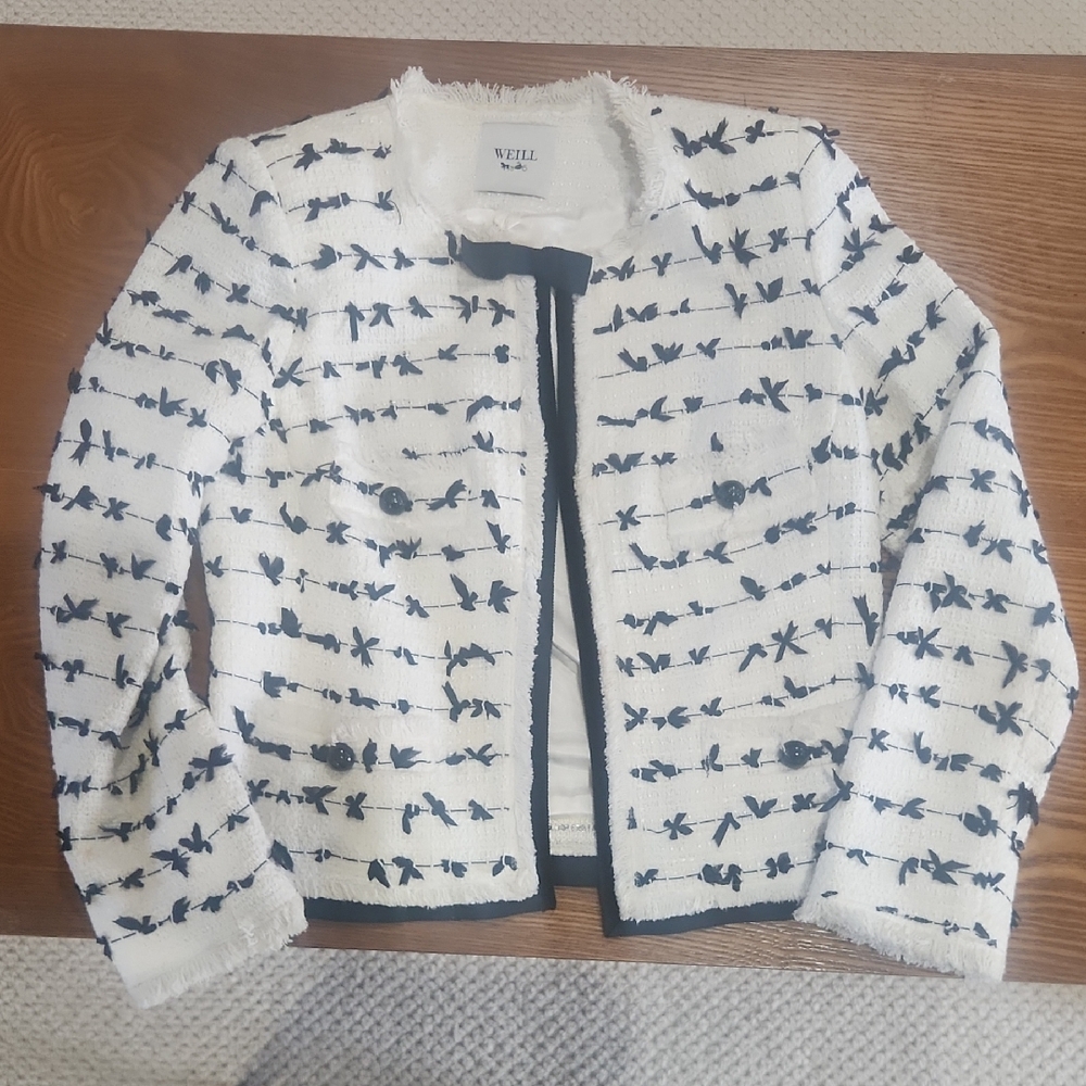 Parisian chic White and Black Tweed Jacket with Bow Motif